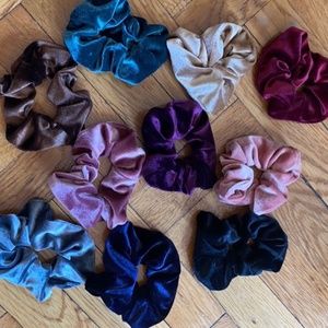 10 velvet scrunchies